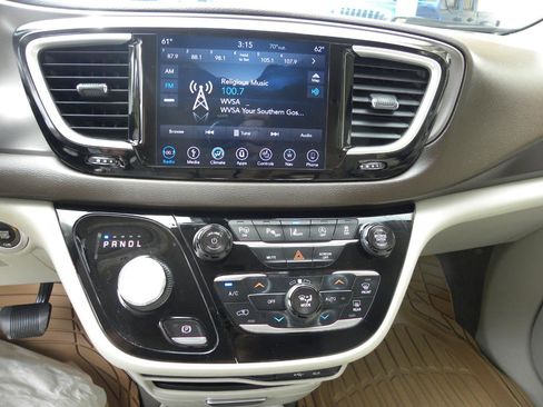 Used 2018 Chrysler Pacifica Touring-L w/ Advanced Safetytec Group FWD image 12