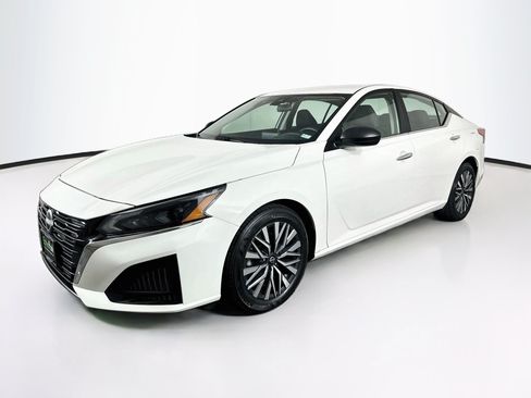 Used 2025 Nissan Altima 2.5 SV FWD image 3