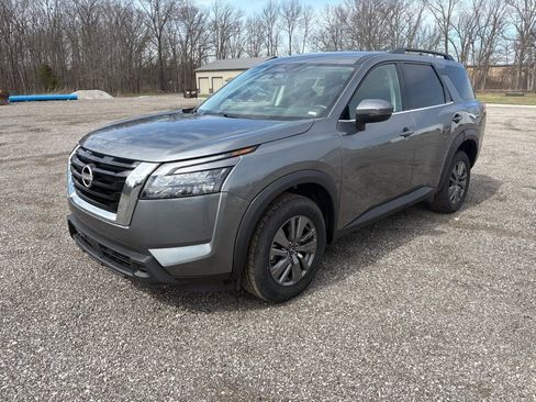 Used 2025 Nissan Pathfinder SV image 7