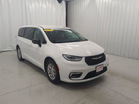 Used 2024 Chrysler Pacifica Touring-L image 5