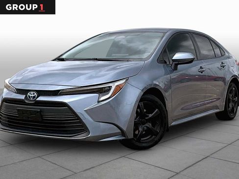 Used 2025 Toyota Corolla LE FWD image 1