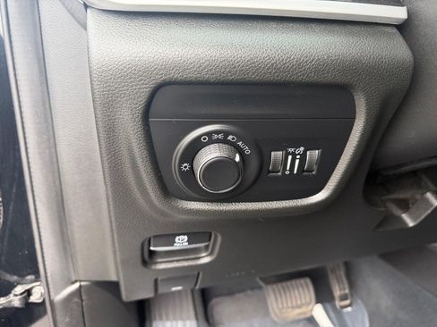Used 2023 Jeep Grand Cherokee Laredo AWD/4WD image 12