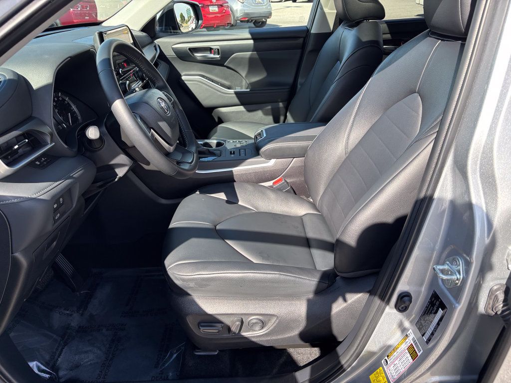 Used 2025 Toyota Highlander XLE AWD/4WD image 17