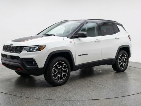 Used 2025 Jeep Compass Trailhawk AWD/4WD image 3