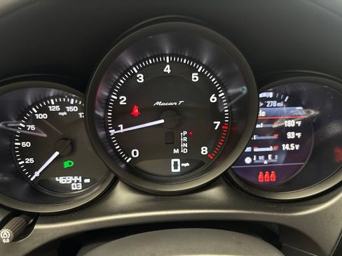Certified 2024 Porsche Macan AWD/4WD image 32