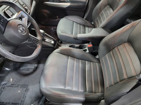 Used 2020 Nissan Kicks SR w/ SR Premium Package FWD image 11