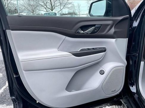 Used 2022 GMC Acadia SLT image 23