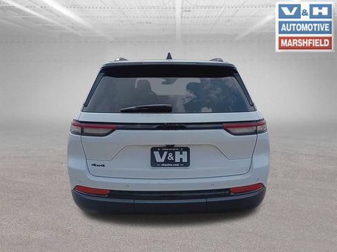 Used 2023 Jeep Grand Cherokee Altitude AWD/4WD image 6