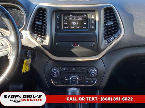 Used 2015 Jeep Cherokee Latitude w/ Cold Weather Group image 11