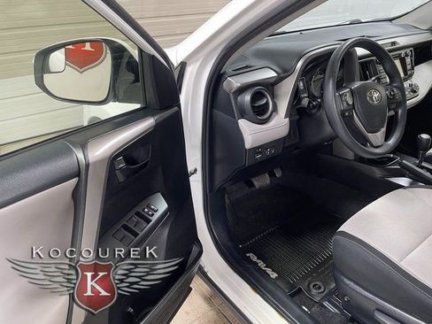 Used 2018 Toyota RAV4 LE image 10