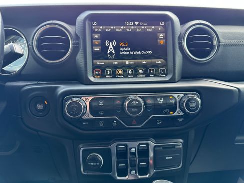 Used 2019 Jeep Wrangler Unlimited Sahara AWD/4WD image 21