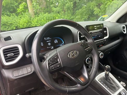 Used 2023 Hyundai Venue Limited FWD image 16
