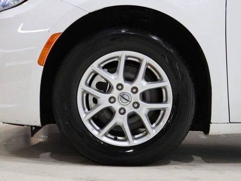 Used 2023 Chrysler Pacifica Touring-L FWD image 11