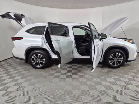 Used 2025 Toyota Highlander XLE AWD/4WD image 9