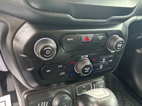 Used 2020 Jeep Renegade Limited image 25