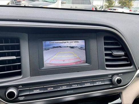 Used 2019 Hyundai Elantra SE image 29