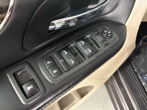 Used 2015 Chrysler Town & Country Touring-L image 13