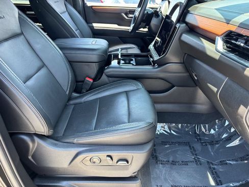 Used 2025 GMC Yukon XL Denali AWD/4WD image 9