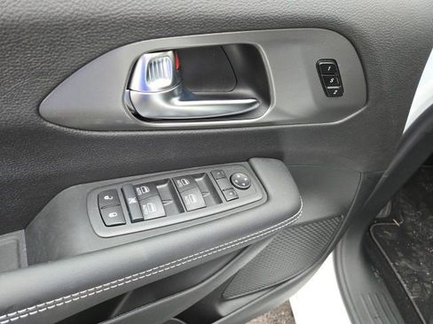 New 2026 Chrysler Pacifica Select image 11