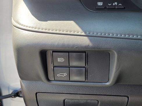 Used 2021 Toyota Highlander LE FWD image 26