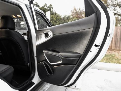 Used 2022 Kia Soul LX w/ Technology Package image 38