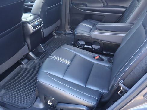 Used 2018 Toyota Highlander SE image 27