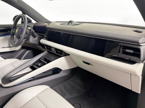 Used 2026 Porsche Macan Electric RWD image 29