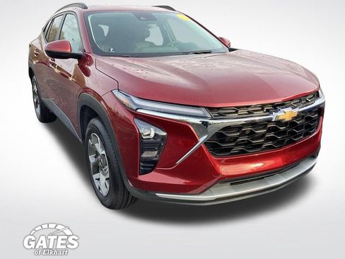 Used 2025 Chevrolet Trax LT w/ LT Convenience Package FWD image 1