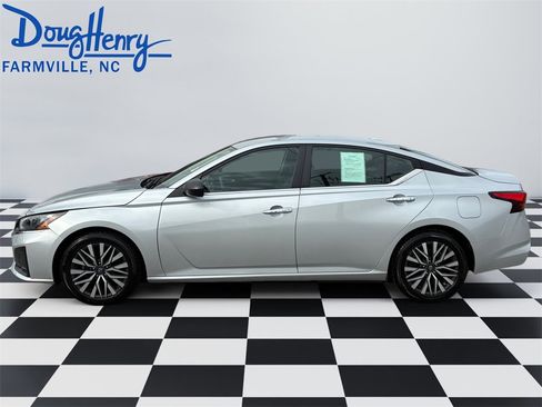 Used 2024 Nissan Altima 2.5 SV image 2