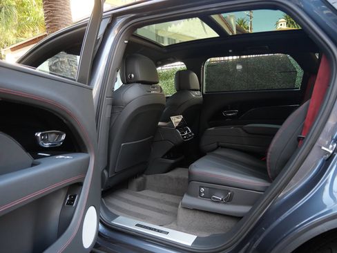 Used 2024 Bentley Bentayga Extended Wheelbase AWD/4WD image 21