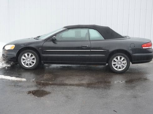 Used 2005 Chrysler Sebring Limited w/ Electronics Convenience Group image 3