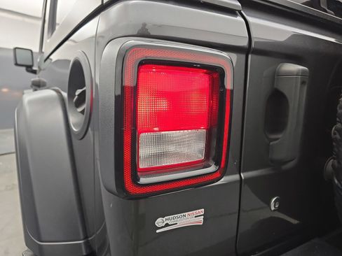 Used 2018 Jeep Wrangler Unlimited Sport S AWD/4WD image 15