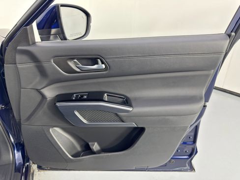 Used 2025 Nissan Pathfinder SL image 41