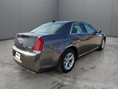 Used 2019 Chrysler 300 Touring RWD image 7
