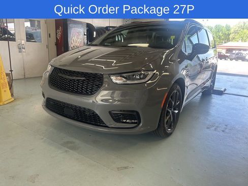 Used 2025 Chrysler Pacifica Limited image 4