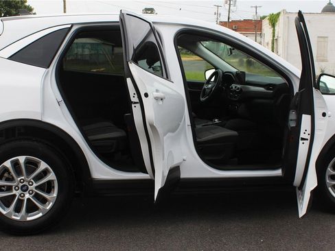 Used 2022 Ford Escape SE image 11