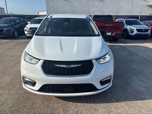 Used 2024 Chrysler Pacifica Touring-L FWD image 2