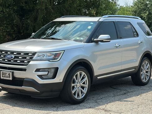 Used 2017 Ford Explorer Limited w/ Equipment Group 303A AWD/4WD image 2
