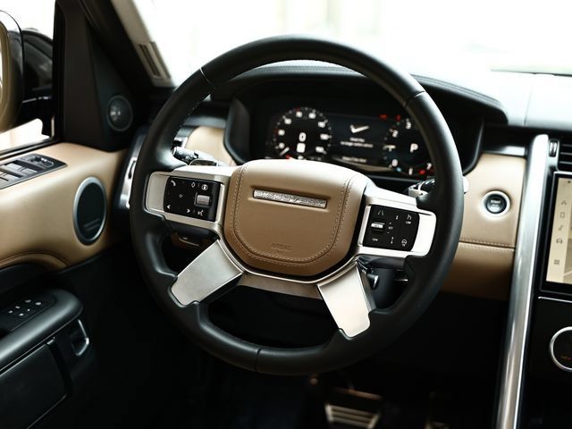 Used 2025 Land Rover Discovery Metropolitan Edition AWD/4WD image 35