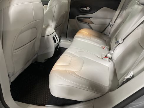 Used 2020 Jeep Cherokee Latitude Lux w/ Comfort/Convenience Group image 13