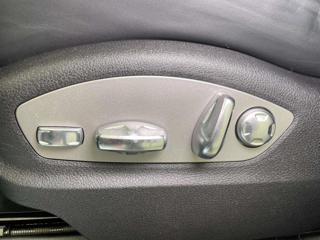 Certified 2026 Porsche Macan AWD/4WD image 17