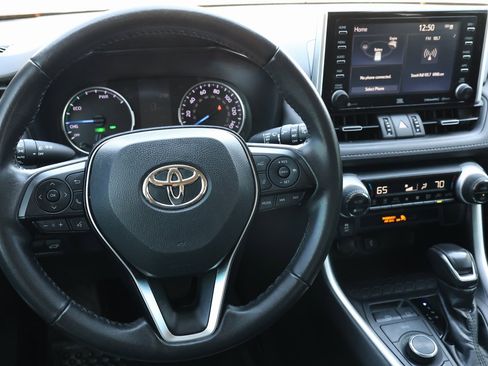 Used 2021 Toyota RAV4 XLE Premium image 17