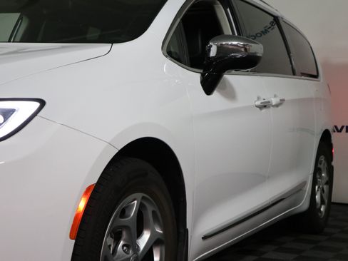 Used 2023 Chrysler Pacifica Limited FWD image 11