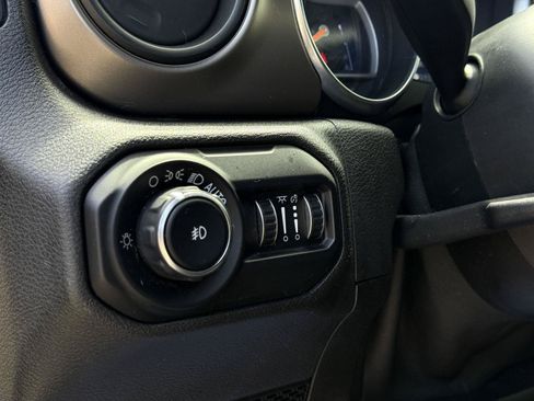 Used 2018 Jeep Wrangler Unlimited Sport S AWD/4WD image 13