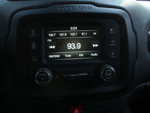 Used 2017 Jeep Renegade Latitude FWD image 30