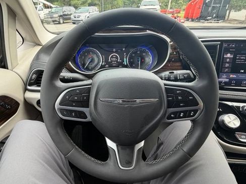 Used 2023 Chrysler Pacifica Limited FWD image 42
