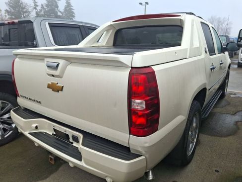 Used 2013 Chevrolet Avalanche LTZ image 7