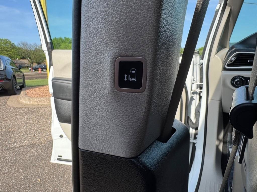 Used 2024 Chrysler Pacifica Limited FWD image 22