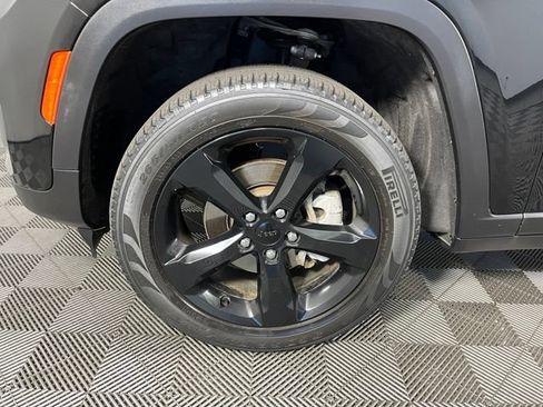 Used 2023 Jeep Grand Cherokee Limited w/ Black Appearance Package AWD/4WD image 7