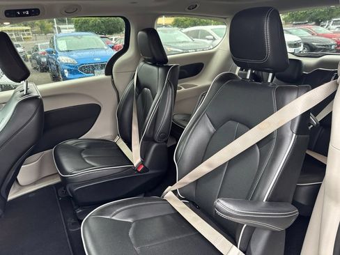 Used 2022 Chrysler Pacifica Limited FWD image 6